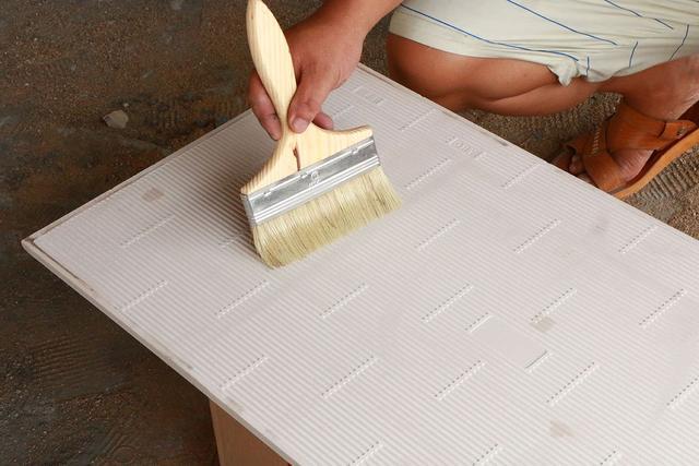 瓷磚上墻出現(xiàn)空鼓、脫落情況是什么原因?